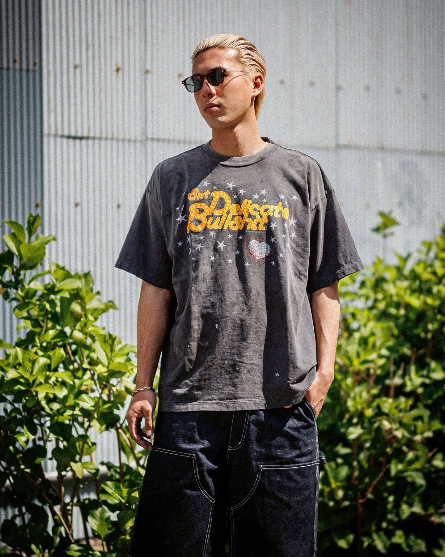 SAINT Mxxxxxx DELICATE BULLSHIT SS TEE/BLK Star Neon Slogan Printed TEE Washed Black S-XL New Vintage Washed and Distressed Ceiling! Loyal to the original version. Main mark and wash mark are matched. Tube-woven fabric without side seams. Non-open width version. Authentic level printing restoration proofing. Top purchasing agent level.
